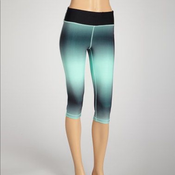 VOGO Athletica Pants - VOGO black to mint Capri Yoga pants small new